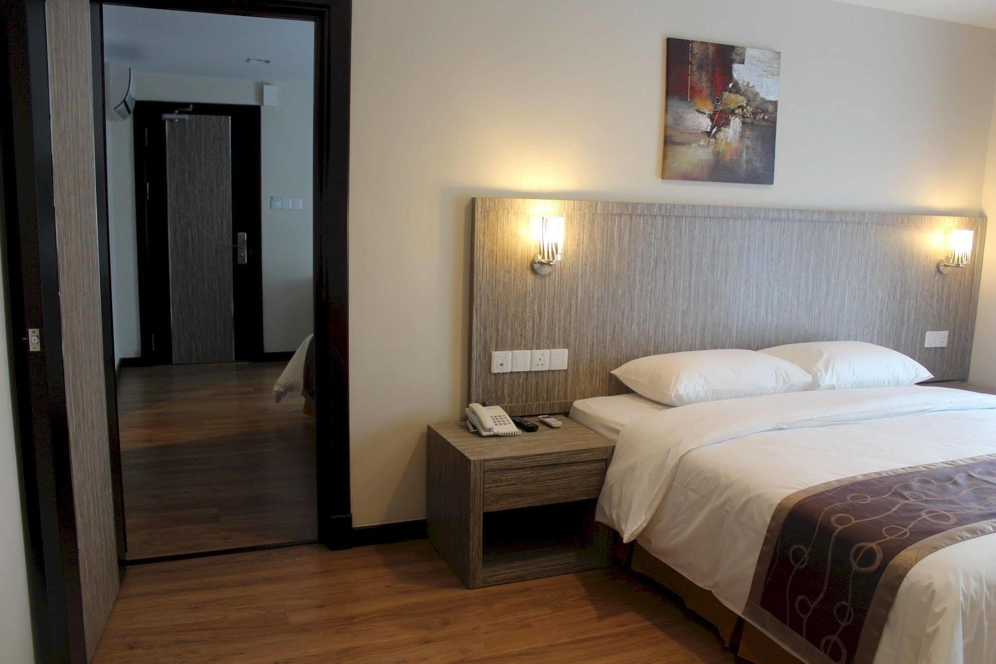 OYO 985 Hotel Nur Miri Exterior foto